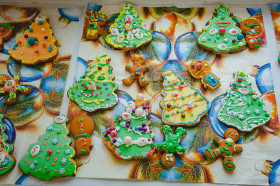 Учащиеся 1 класса Б Новомалыклинский НОШ отметили росписью новогоднего печенья.